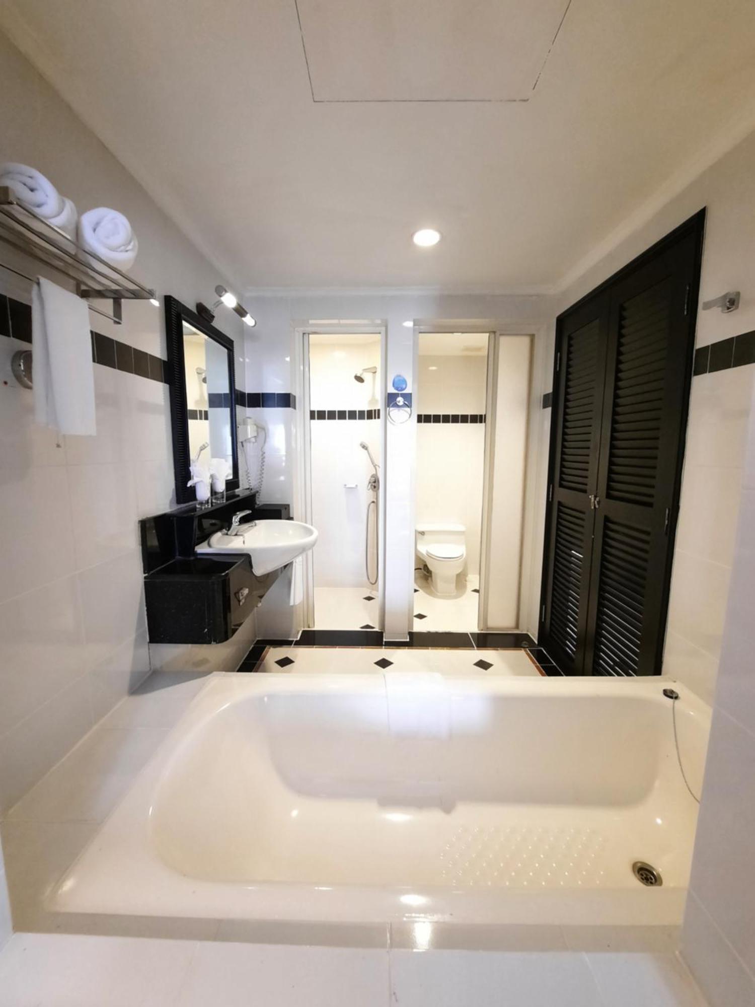 Resorts World Kijal Buitenkant foto A modern bathroom