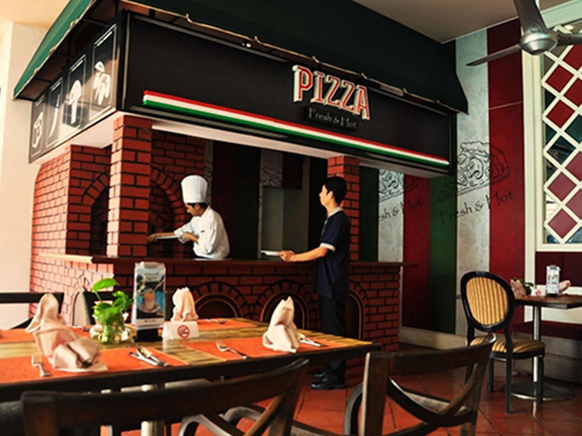 Resorts World Kijal Buitenkant foto A pizza restaurant in Vietnam