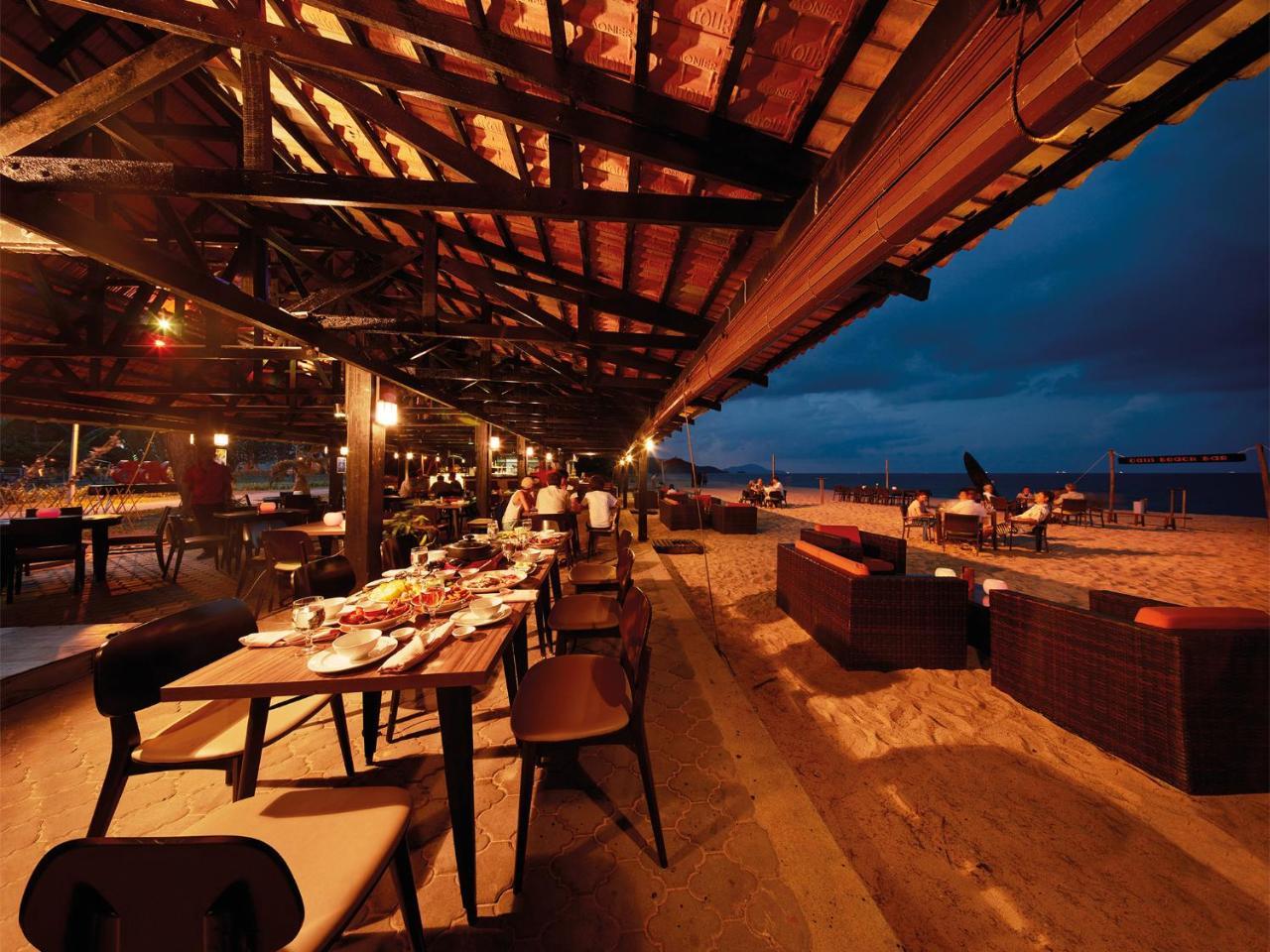 Resorts World Kijal Buitenkant foto The Deck