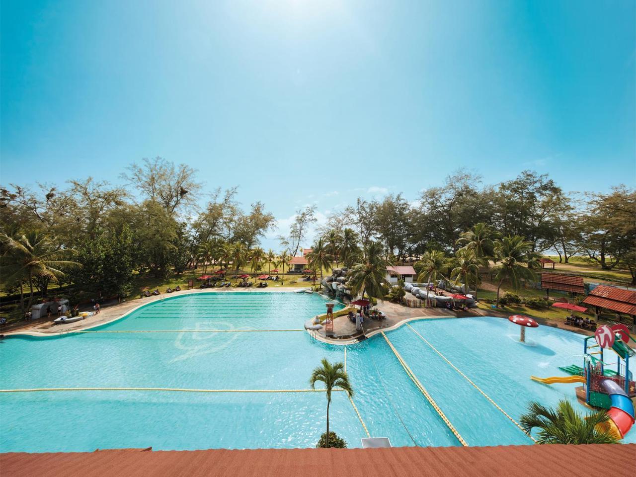 Resorts World Kijal Buitenkant foto The swimming pool at the resort